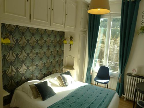 En eller flere senger på et rom på Hôtel Le Bretagne