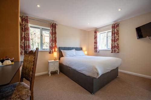 A bed or beds in a room at Oakside Lodge 