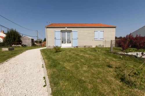 a small house on the side of a yard at le chalet vendéen in Saint-Hilaire-la-Forêt