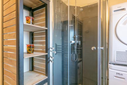 um chuveiro numa casa de banho com uma porta de vidro em Le Snow em Saint-Léger-les-Mélèzes