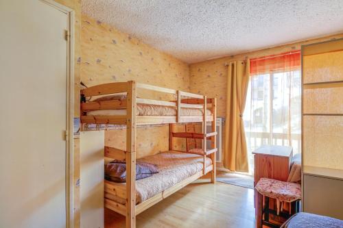- une chambre avec 2 lits superposés et une fenêtre dans l'établissement Le Snow, à Saint-Léger-les-Mélèzes