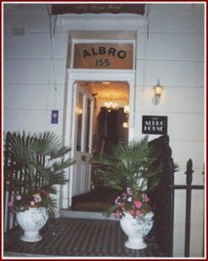 Facaden eller indgangen til Albro House Hotel, London