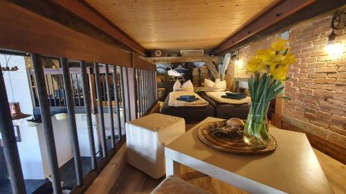 a living room with a vase of flowers on a table at Haus Anna Elbe, Bauernhaus-Ferienwohnungen an der Elbe in Hamburg