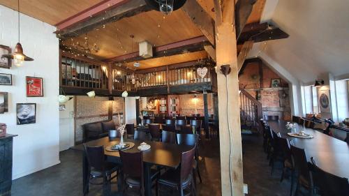 a dining room with a table and chairs at Haus Anna Elbe, Bauernhaus-Ferienwohnungen an der Elbe in Hamburg