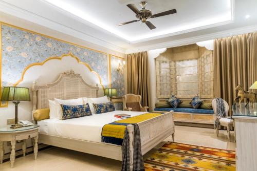 Ein Bett oder Betten in einem Zimmer der Unterkunft Fort Rajwada,Jaisalmer