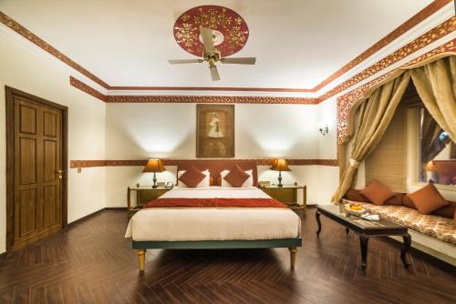 Ein Bett oder Betten in einem Zimmer der Unterkunft Fort Rajwada,Jaisalmer