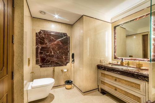 Ein Badezimmer in der Unterkunft Fort Rajwada,Jaisalmer