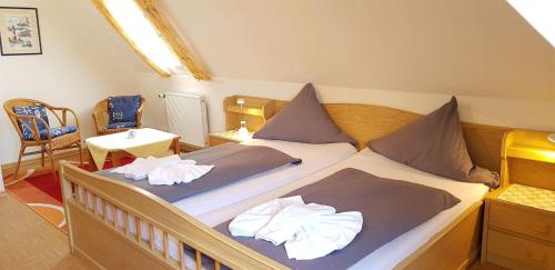 1 dormitorio con 2 camas y toallas. en Ferienwohnung-Floppy-Hansi-OG-3, en Sankt Peter-Ording