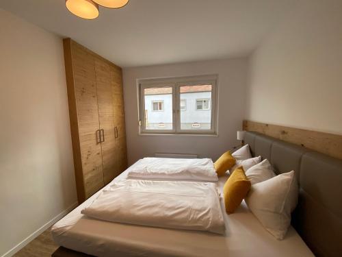 En eller flere senge i et værelse på Apartments Freitag - H1