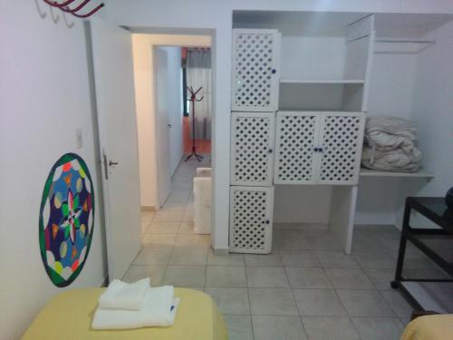 baño con espejo y habitación en Mendoza Departamento 4 o 5 personas en Mendoza