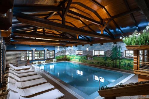 una piscina in una casa con soffitto di Alpejski Boutique Hotel a Karpacz