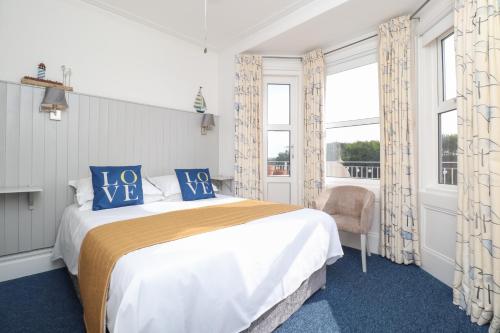 Un dormitorio con una cama grande y una ventana. en The New England, en Eastbourne