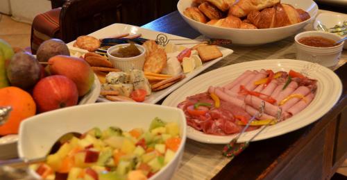 een tafel met borden en fruitschalen bij De Hoop Collection - Equipped Cottages in De Hoop Nature Reserve