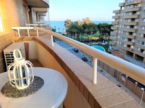d'un balcon avec une table et une vue sur l'océan. dans l'établissement ACV - Costa Marina I-1ª línea, planta 5, sur, à Oropesa del Mar