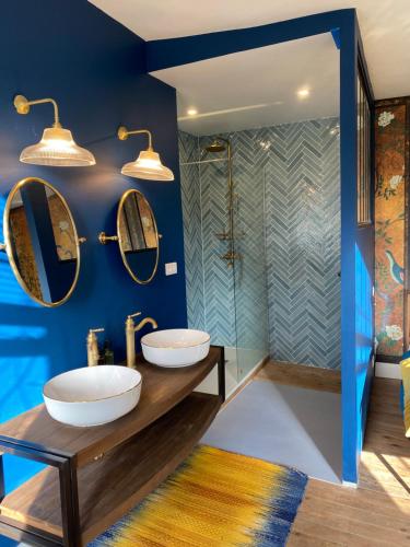 a bathroom with two sinks and a shower at Aux Jolies Sources in Saint-Aubin-sur-Scie