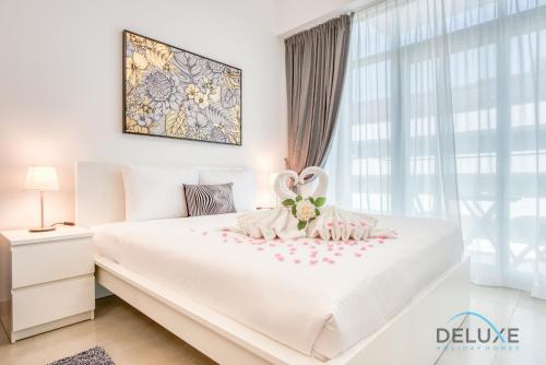Giường trong phòng chung tại Urban Studio in Pantheon Elysee JVC by Deluxe Holiday Homes