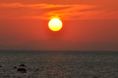 a sunset over the ocean with the sun in the sky at Hotel Ecológico Tierra Blanca in Moyogalpa