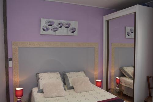 une chambre avec un lit blanc et un miroir dans l'établissement La Fauvette, à Saint-Cyr-sur-Mer