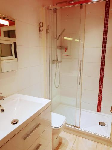 une salle de bain avec une douche, des toilettes et un lavabo dans l'établissement La Fauvette, à Saint-Cyr-sur-Mer