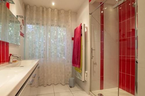 un bagno con doccia e lavandino di Villa Noria a Vitrolles