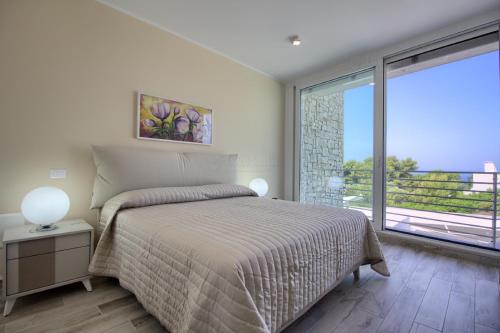A bed or beds in a room at Jacuzzi Holiday Homes by LoveSud
