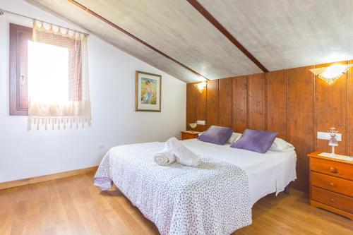 une chambre avec deux lits et une fenêtre dans l'établissement Can Cuixa, à Santa Margarita