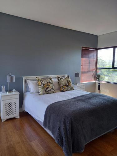 Modern spacious home in heart of Cape Winelands tesisinde bir odada yatak veya yataklar