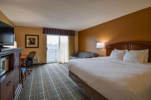 Best Western Resort Hotel & Conference Center Portage tesisinde bir odada yatak veya yataklar