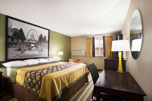 Ένα ή περισσότερα κρεβάτια σε δωμάτιο στο Super 8 by Wyndham Joplin
