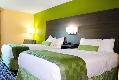 A bed or beds in a room at Baymont by Wyndham Springfield