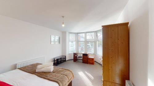 Eastfield House/Apartment - 2 bedrooms في بيتيربورو: غرفة نوم بسرير ونافذة كبيرة
