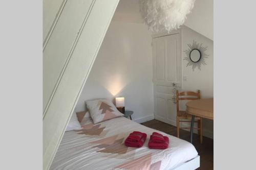 Postel nebo postele na pokoji v ubytování LES HORTENSIAS Spacieuse Maison en ardoise du pays FIBRE