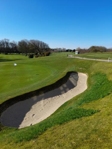 Kemudahan golf di rumah percutian atau berdekatan