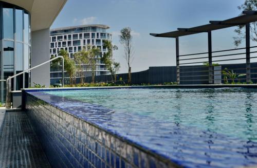 uma piscina com um edifício ao fundo em Courtyard Hotel Waterfall City em Midrand