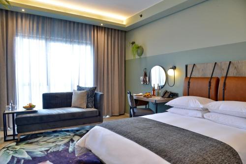 Tempat tidur dalam kamar di Courtyard Hotel Waterfall City