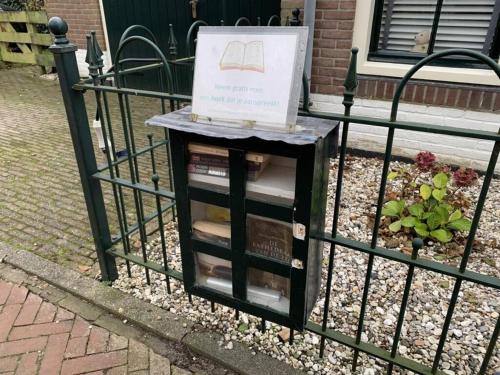 a book shelf with a box on top of it at Appartement - B&B de Koog in Uitgeest