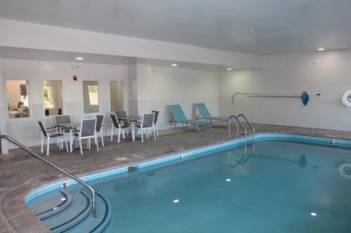 - une piscine dans une chambre d'hôtel avec des chaises et une table dans l'établissement Holiday Inn Express & Suites Sweetwater, an IHG Hotel, à Sweetwater