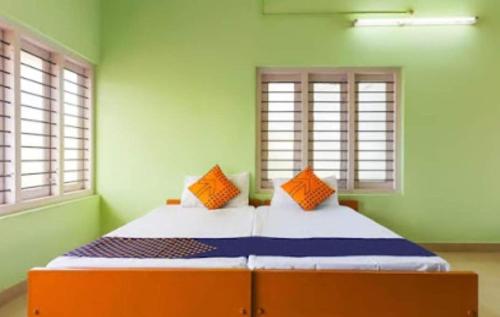 Katil atau katil-katil dalam bilik di Zaina Tourist Home