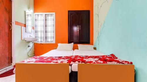 Tempat tidur dalam kamar di Zaina Tourist Home