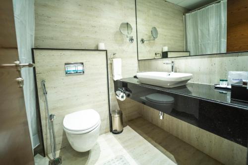 A bathroom at Kyriad Vajram Guntur