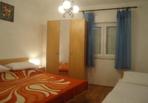 Posteľ alebo postele v izbe v ubytovaní (4890-3) Apartment in Metajna with balcony, air conditioning, WiFi