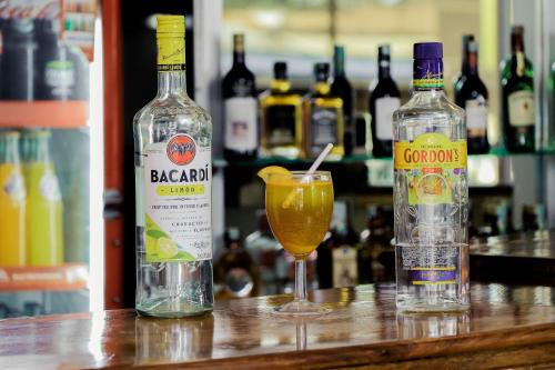 - deux bouteilles d'alcool assises sur un bar avec une boisson dans l'établissement Maresi Luxury Hotel, à Arusha