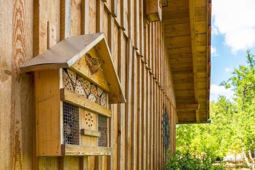 a bird house on the side of a building at Ferienwohnung Obstwiese in Hergensweiler