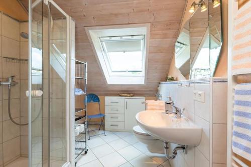 HergensweilerにあるFerienwohnung Obstwieseのバスルーム(洗面台、トイレ付)、窓が備わります。