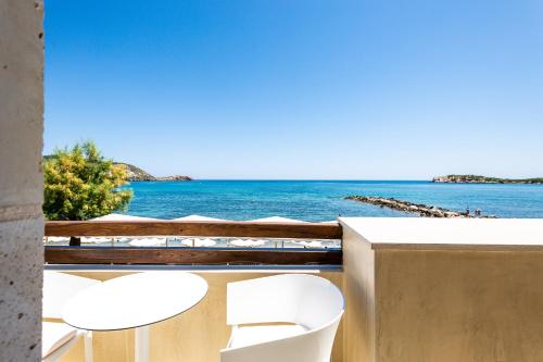 una vista dell'oceano dal balcone di una casa di Villa Nayana a Balíon