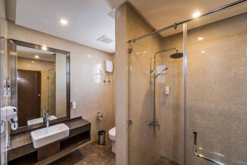 a bathroom with a shower and a sink and a toilet at Aber Al Yasmin in Riyadh