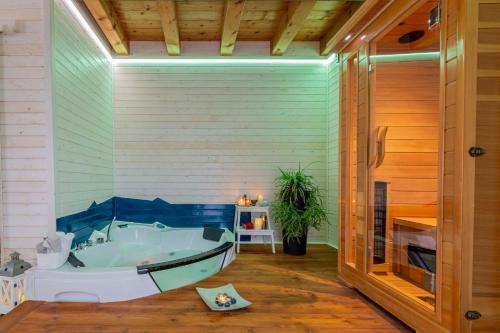 bañera en una habitación con suelo de madera en La Perla di Costozza - Exclusive Wellness & Spa, en Longare