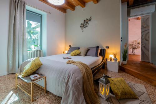 1 dormitorio con cama grande y ventana grande en La Perla di Costozza - Exclusive Wellness & Spa, en Longare
