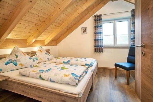 Un dormitorio con una cama y una silla azul. en Ferienhof Halbig, en Riedenburg