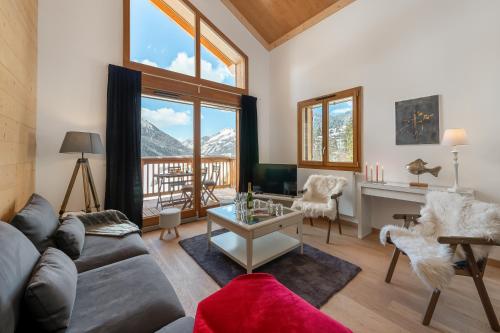 un salon avec un canapé et une table dans l'établissement Perle de Savoie - Apt C601 - BO Immobilier- Châtel - Multipass été 2025 en option 3e par jour par personne, à Châtel